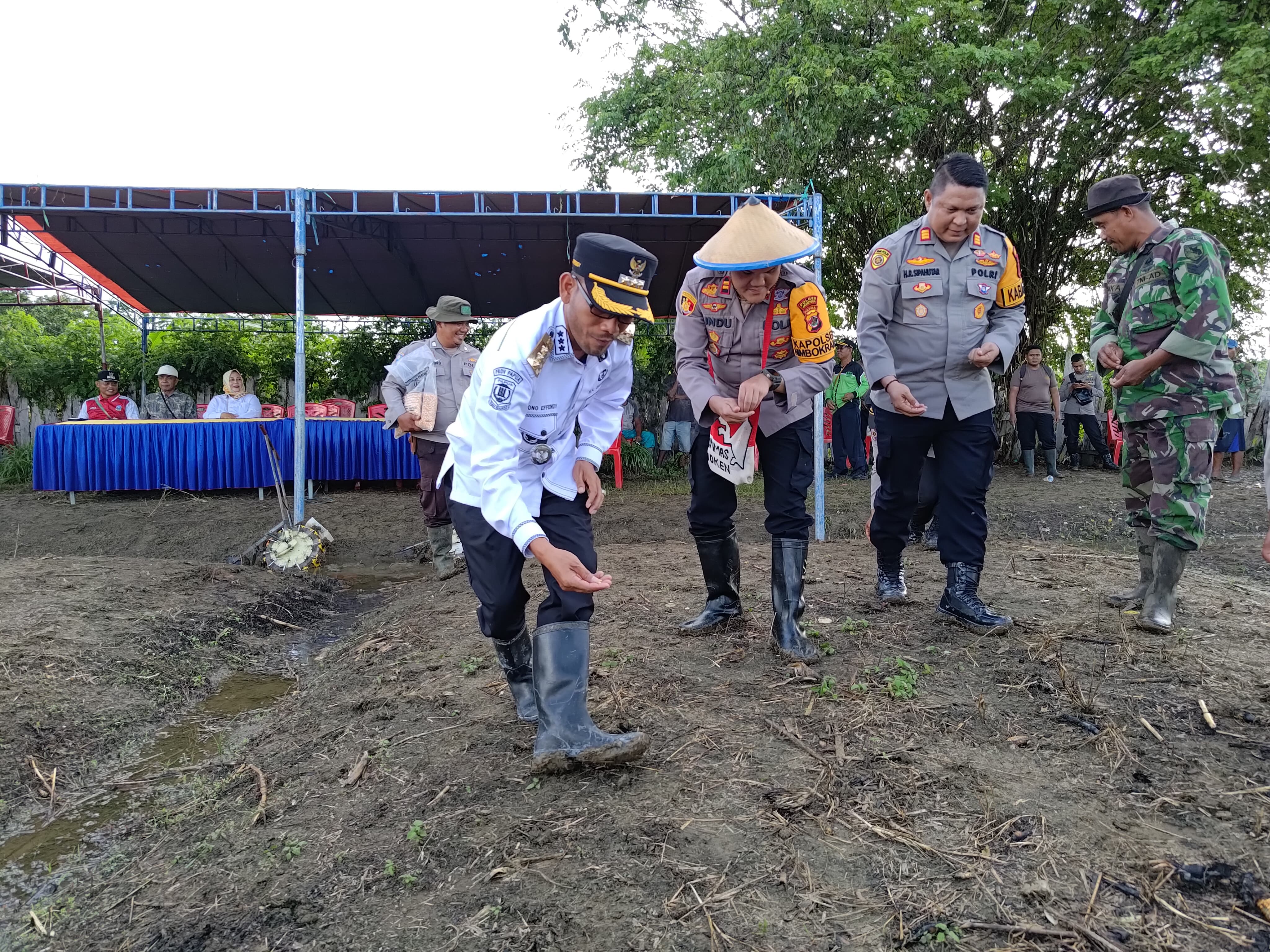 Kerja Bakti Kantor Distrik Nimbokrang